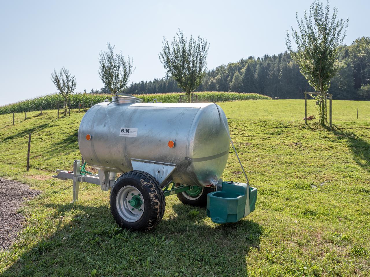 Tränkefass in der Wiese