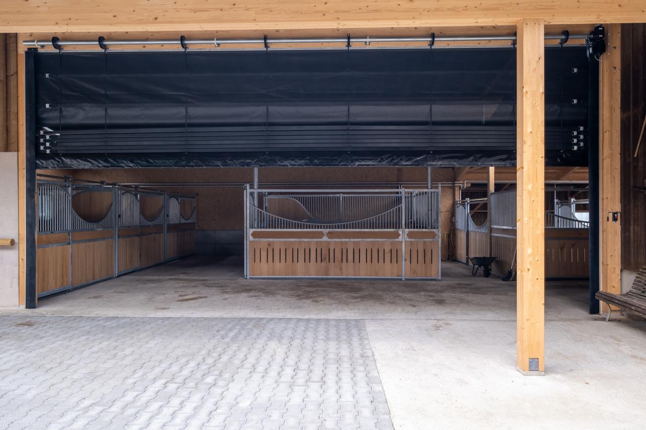 referenz-pferdestall-mit-faltfront