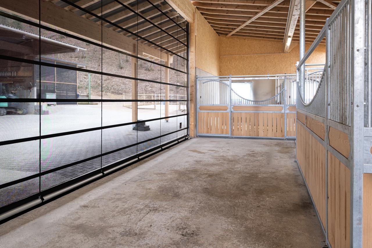 faltfront-referenz-pferdestall-duggingen