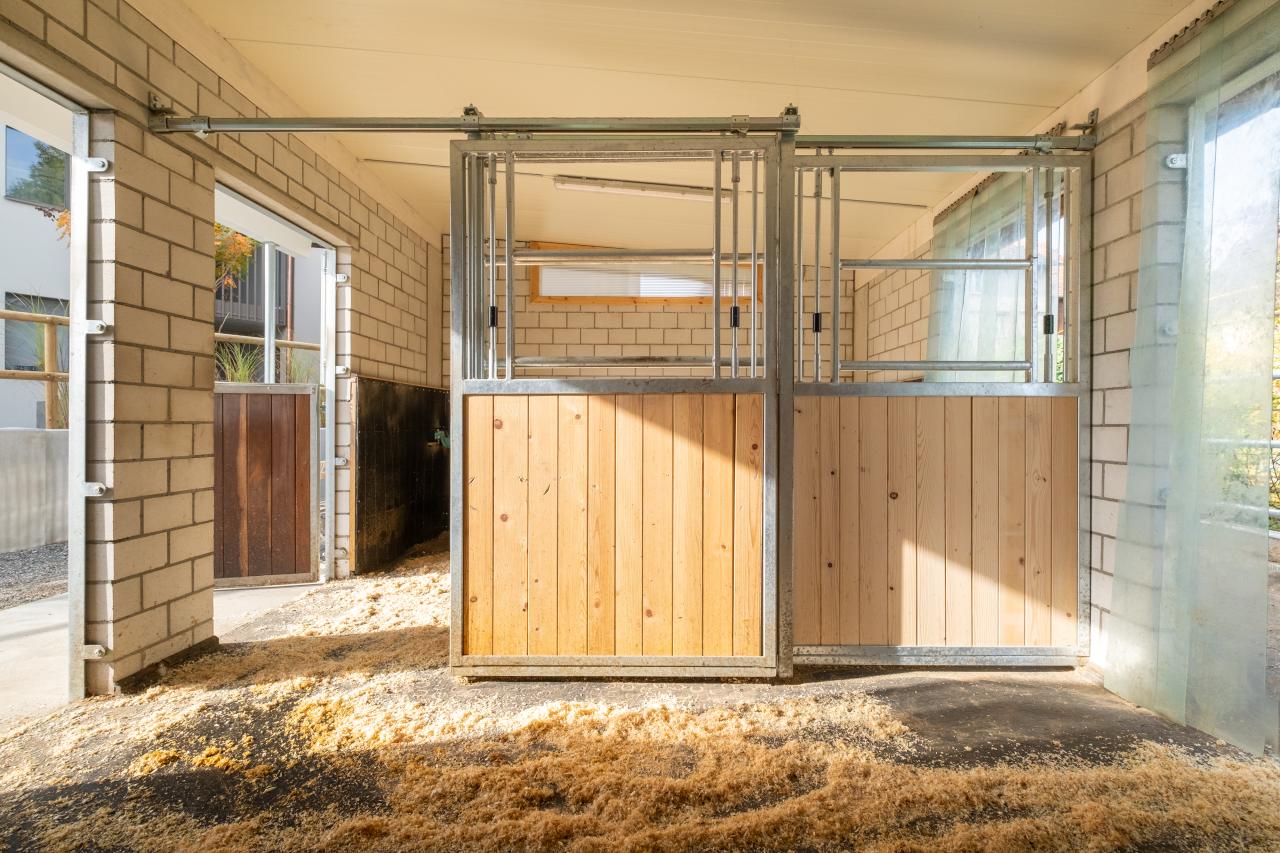 privatstall-fuer-zwei-Pferde-ostschweiz-schiebbare-pferdeboxenwaende-1