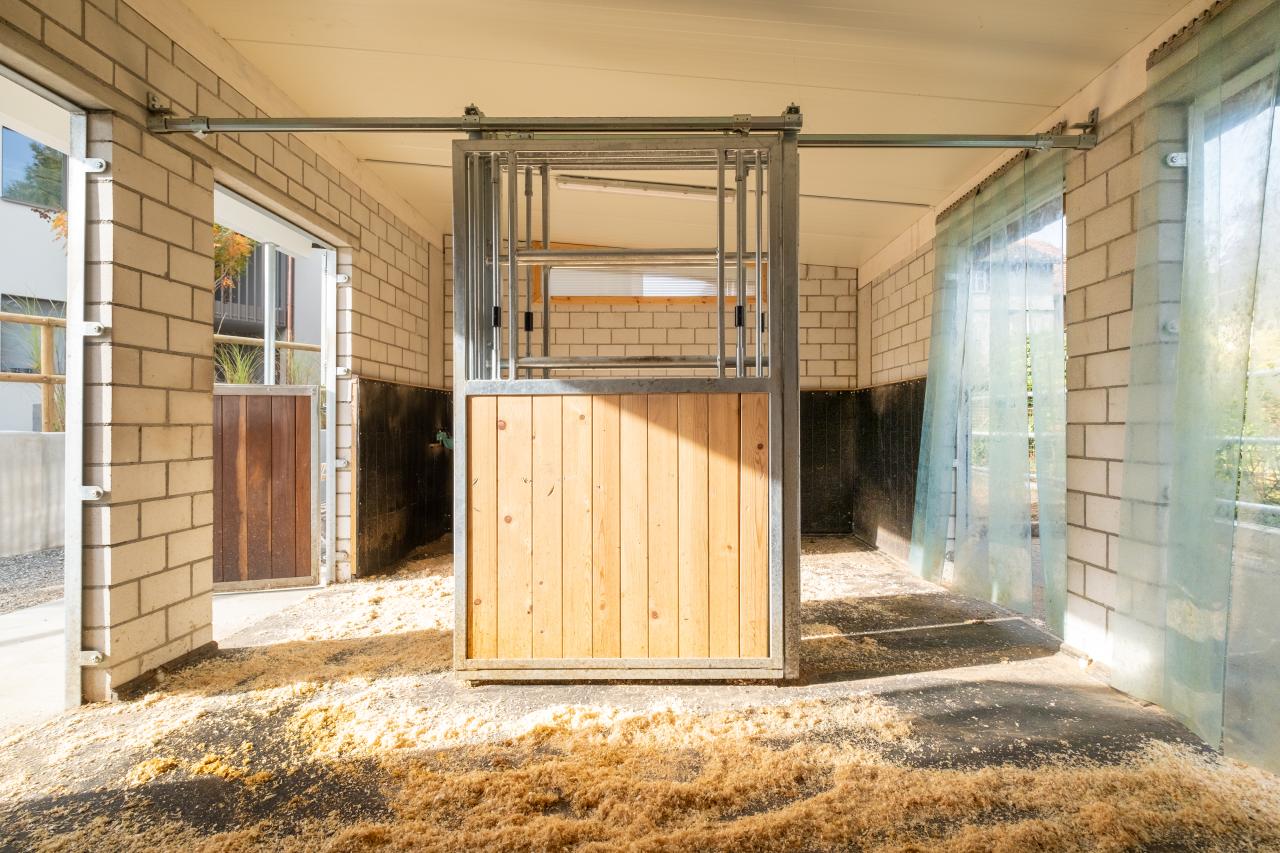privatstall-fuer-zwei-Pferde-ostschweiz-schiebbare-pferdeboxenwaende-2