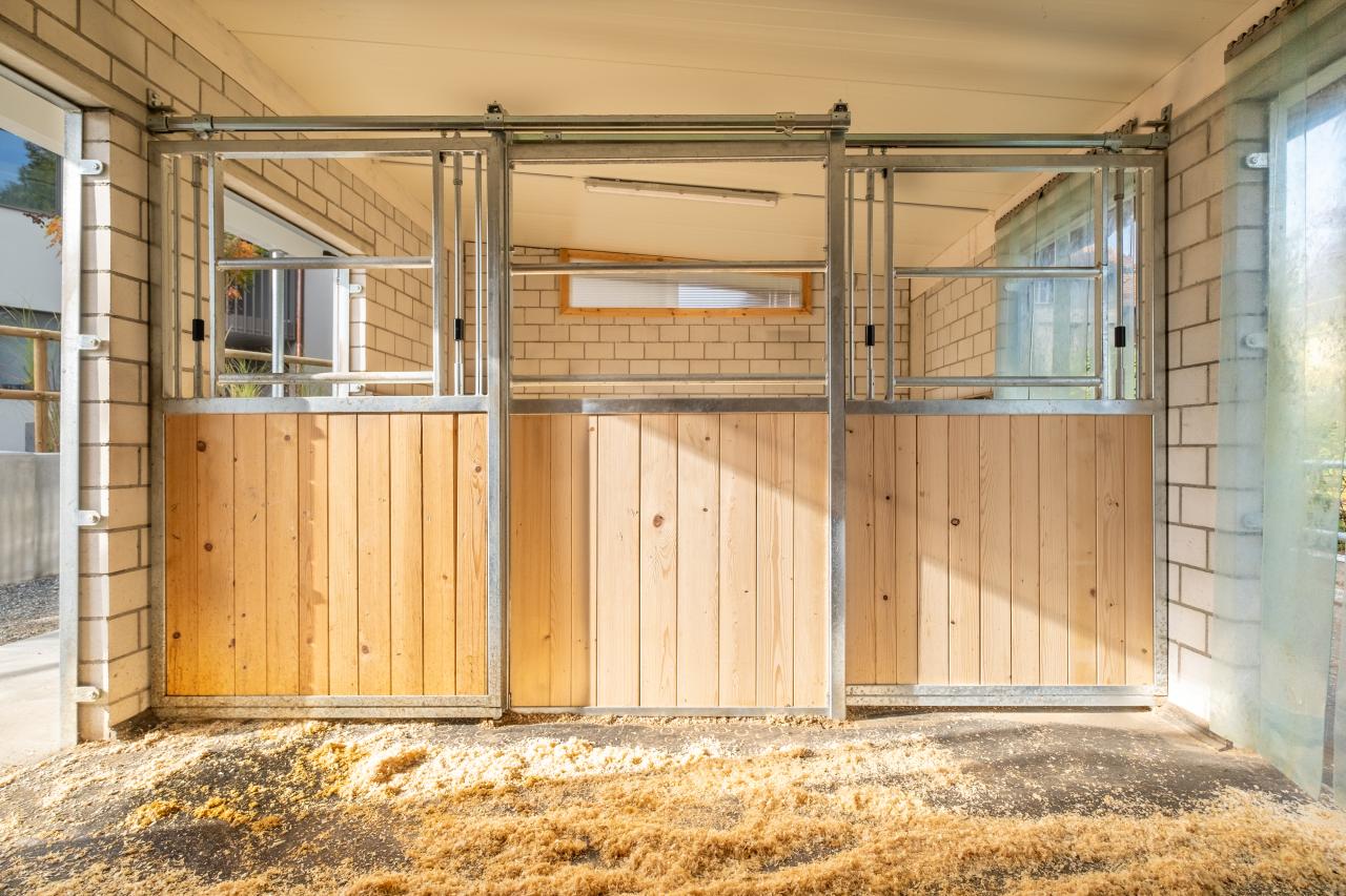 privatstall-fuer-zwei-Pferde-ostschweiz-schiebbare-pferdeboxenwaende-3.