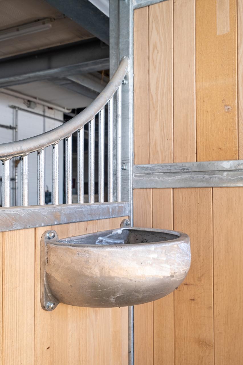grosszuegige-pferdeboxen-detail-trog