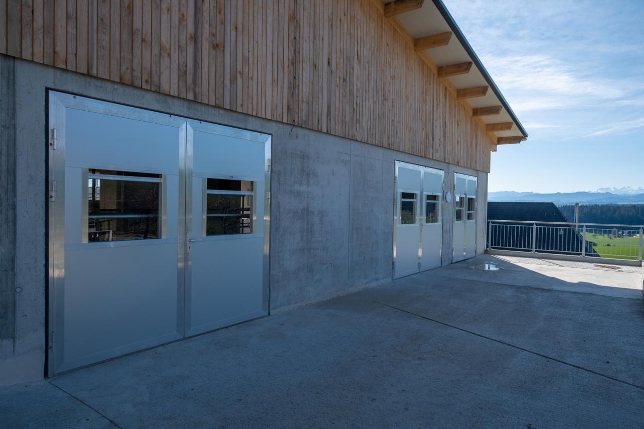 Aluminiumtueren-mit-Fallfenster