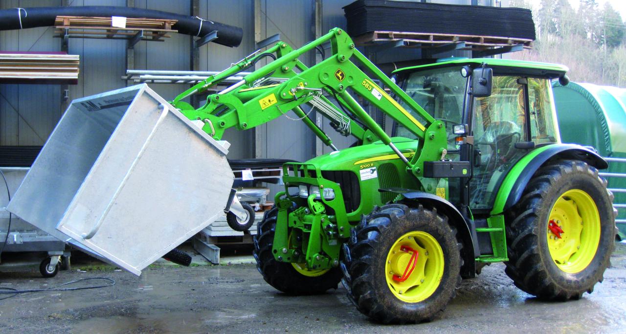 001.1595#2#Grossraumkuli wird von Traktor gekippt#metallic