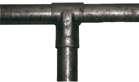 Zweiteilige Faustschelle aus verzinktem Metall, zwei Runde Wölbungen zum rechtwinkligen Aufeinandermontieren zweier Rohre, eines waagerecht und davon ausgehend eines senkrecht, mit einer zentralen Sch