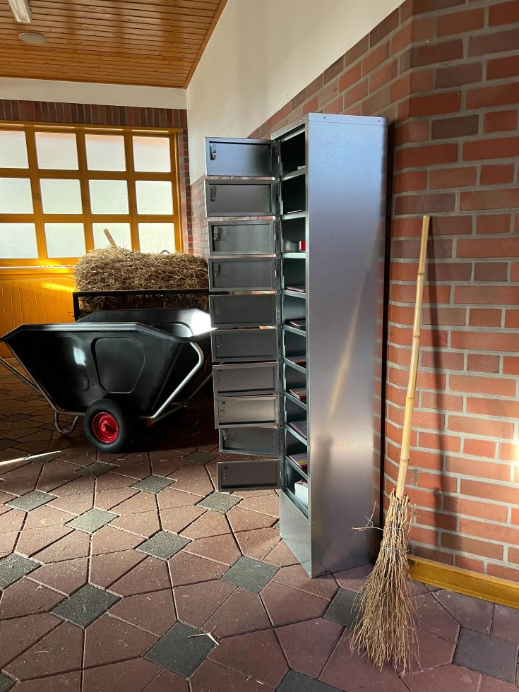 Eine Verschlussdetail Aufnahme, seitliche Ansicht auf den Griff, den Riegel und die dazwischenliegende Schranktür