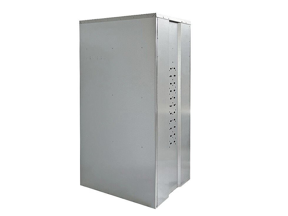 Eine Verschlussdetail Aufnahme, seitliche Ansicht auf den Griff, den Riegel und die dazwischenliegende Schranktüre