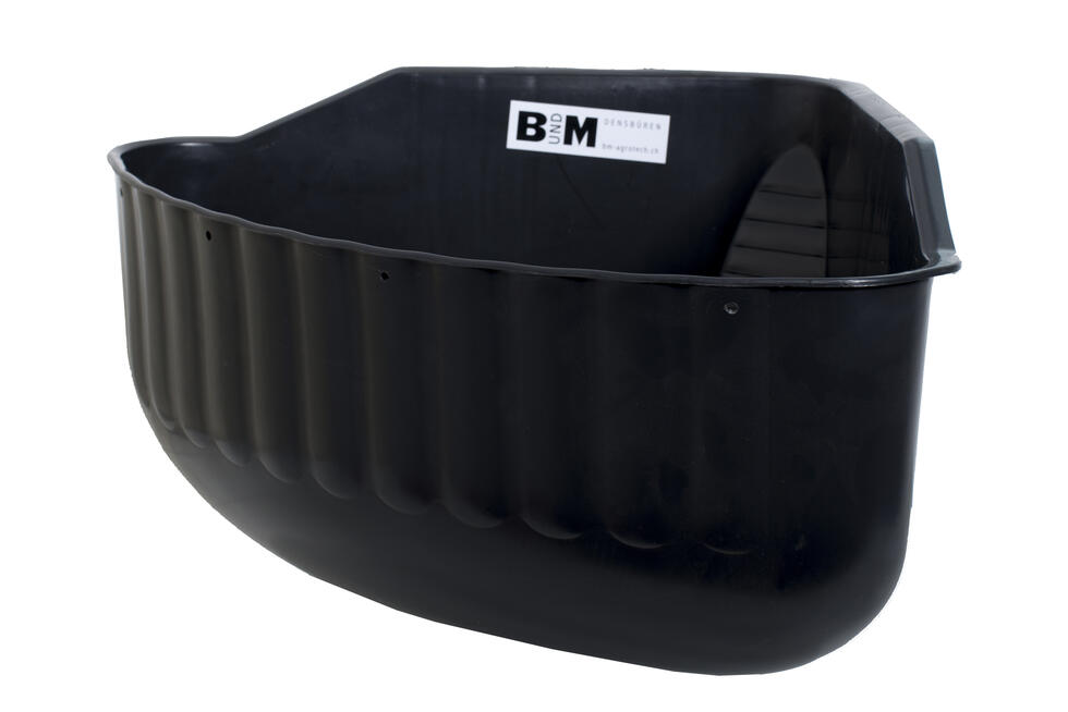 Ein viertelkreisförmiger Futtertrog mit erhöhter Rückwand aus schwarzem Kunststoff, Kanten verstärkt mit integrierter Bisskante, Draufsicht von schräg vorne