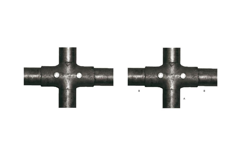 Zweiteilige Faustschelle aus verzinktem Metall, zwei Runde Wölbungen zum rechtwinkligen Aufeinandermontieren dreier Rohre, eines senkrecht und davon ausgehend zwei waagerecht nach links und rechts, mi