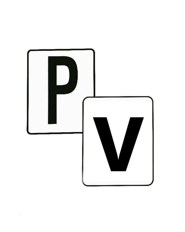 Vier Schilder aus Kunststoff, weiss, davon jeweils zwei leicht schräg überlappend, von oben links nach unten rechts: «P» mit dünnem schwarzem Rand, «A» mit senkrechten Rändern dick schwarz, zentral gr