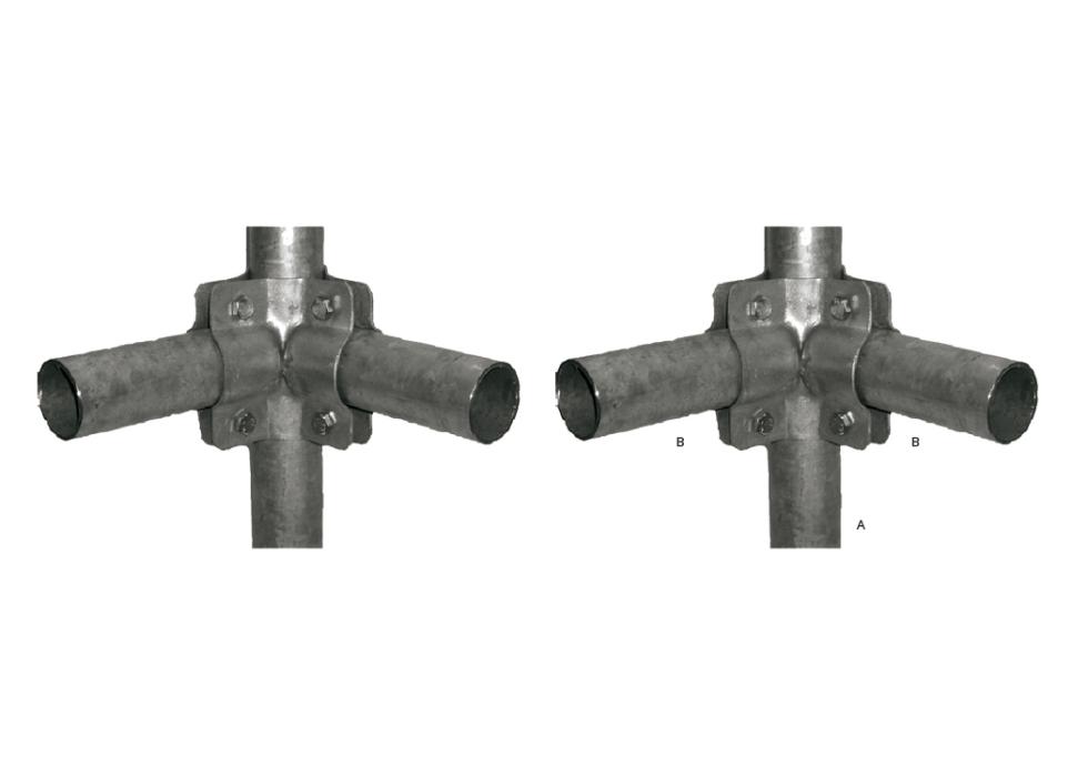 Eine verzinkte Eckschelle aus gewölbten Flacheisen, gebogen im 90° Winkel, drei Wölbungen zum Einsetzten von drei Rohren, zwei waagrechten im 90° Winkel und einem senkrecht zu den beiden stehenden in 