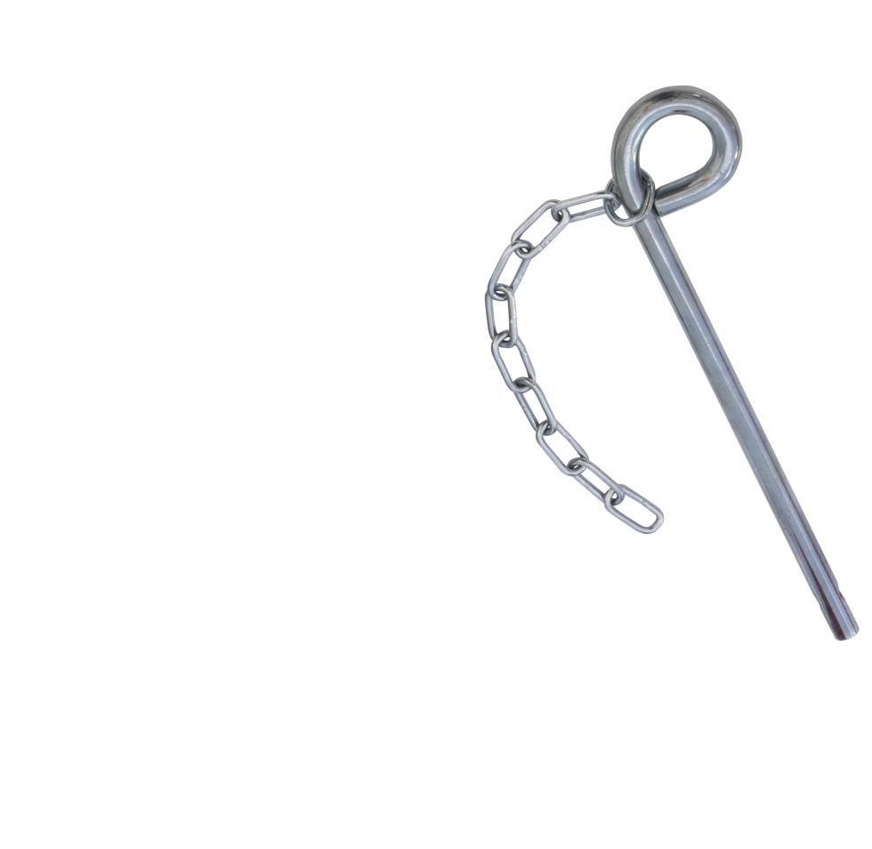 Ein verzinkten Holzstangenhalter als bauchiges Flacheisen geformt mit vorgebohrten Montagelöchern, sowie einem Sicherungsstift mit gebogenem ende und kleiner Kette