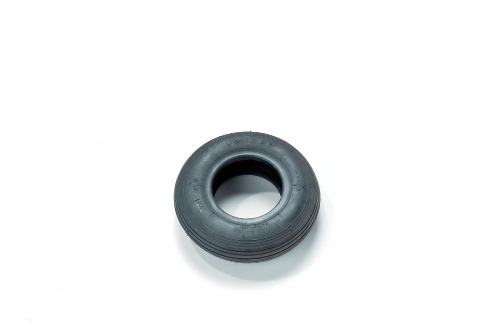 Ein liegender Pneu, schwarz, Rillen in Laufrichtung, Draufsicht