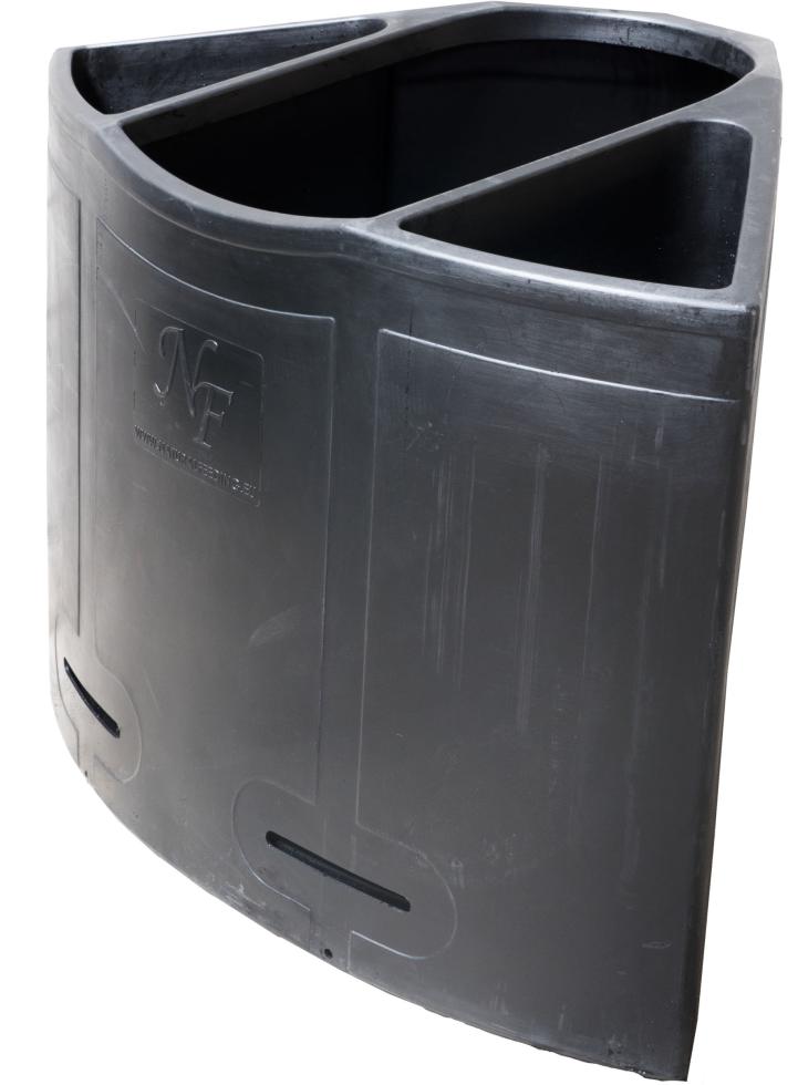 Ein Ecktrog aus schwarzem Kunststoff mit abgerundeter Vorderseite und dreiteiligem Innenbereich, die äusseren Kompartimente sind Dreieckig, das innere hat die Form eines abgerundeten Vierecks