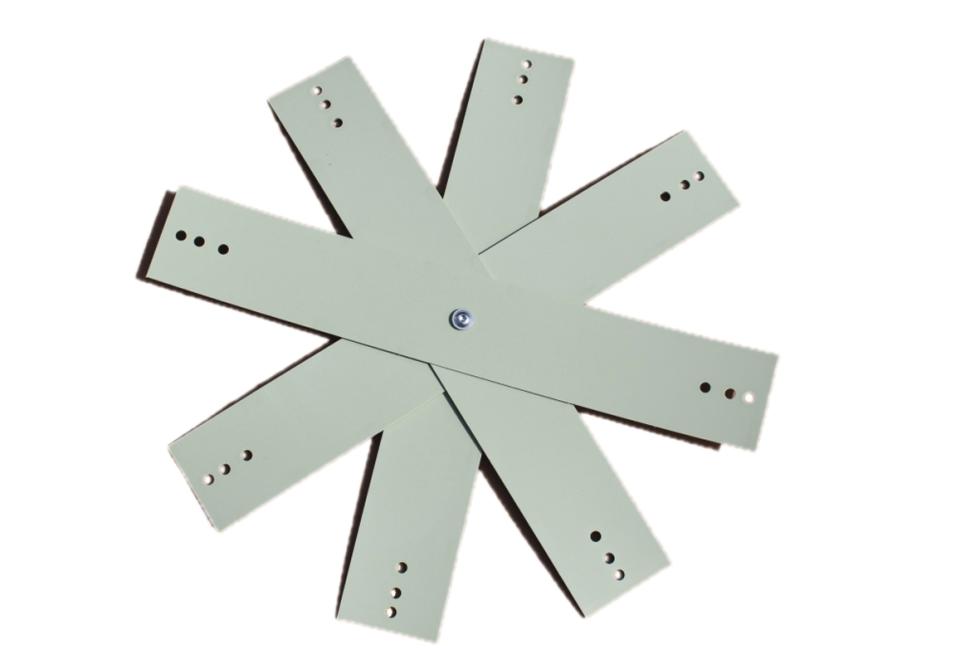 Vier lange, grüne, rechteckige Kunststoffplättchen, mit jeweils drei übereinander angeordneten Löchern an jedem Ende, sternförmig aufeinandergelegt und im Zentrum mit einer Schraube fixiert