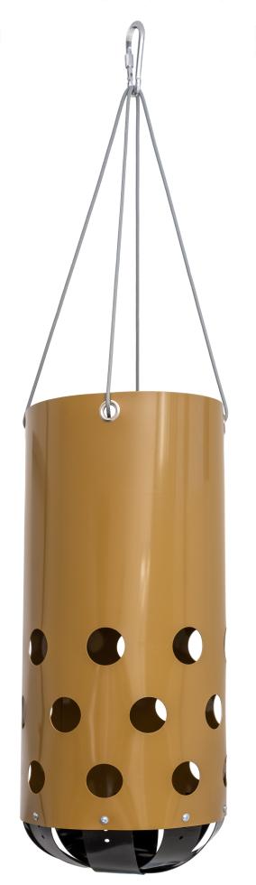 Ein braunes Calf Toy, bestehend aus einem braunen Zylinder mit faustgrossen runden Löchern in der unteren Hälfte, aufgehängt an vier grauen Seilen zusammengeführt an einem Karabinerhakenunterer Deckel