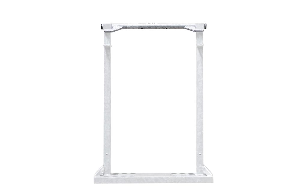 Ein Behandlungs- und Einfangstandstand mit Liegegitter und Schwenkachse, vorne zwei feste schwarze Räder, auf der Hinterseite ein schwarzes Brett