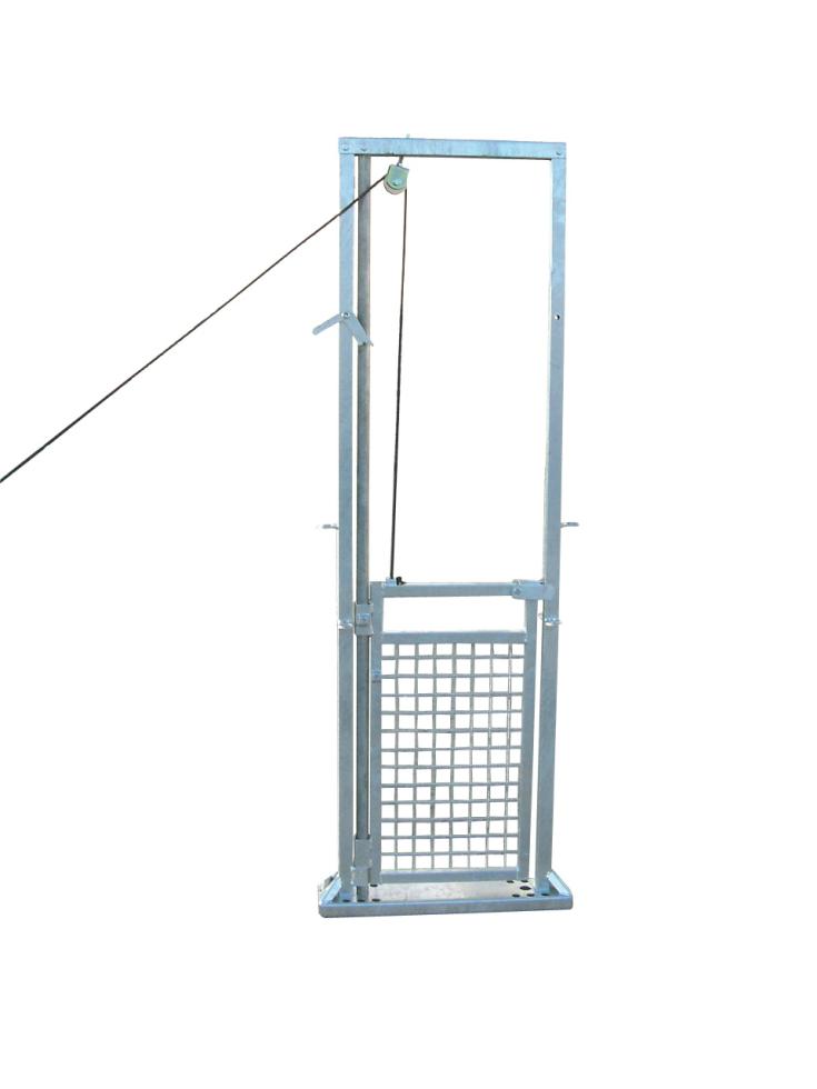 Ein Behandlungs- und Einfangstandstand mit Liegegitter und Schwenkachse, vorne zwei feste schwarze Räder, auf der Hinterseite ein schwarzes Brett