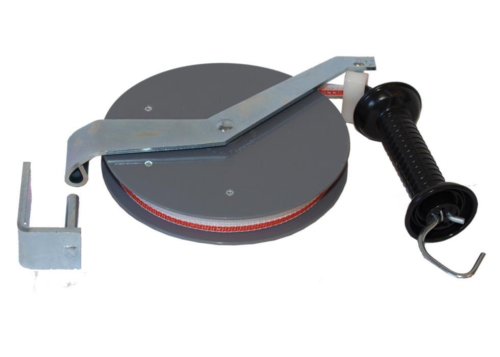 Eine graue Rolle, mit an der Mittelachse anmontiertem abgewinkeltem Flacheisen, welches über eine Lasche in ein Winkeleisen mit Metallstift gesteckt werden kann, zur Wandmontage. Das rot-weisse Zaunba