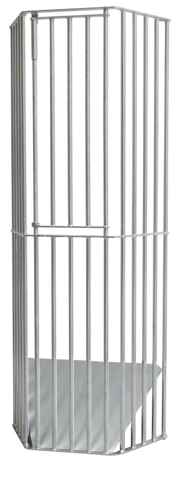 Verzinkte Grossraum Heuraufe mit schrägem bodenblech, Türchen und senkrechten Stäben, Grundform ist ein halbes Sechseck mit fünf senkrechten Stäben je Seite, Ansicht von schräg vorne