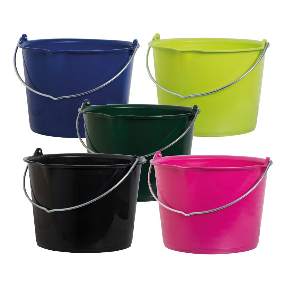 Fünf farbige Kunststoffeimer mit Ausgusseinbuchtung vorne und einem Metallbügel, welcher nach hinten geklappt ist, in jeweils hell- und dunkelgrün, blau, pink und schwarz