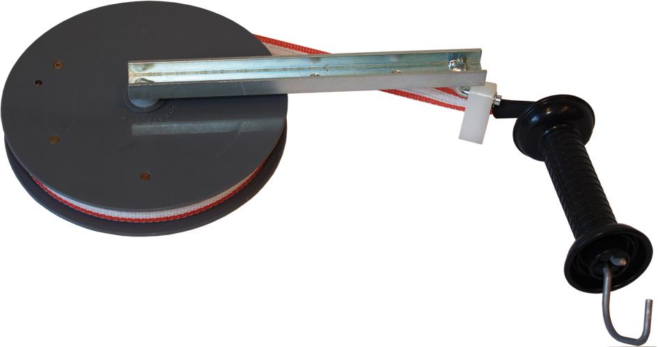 Eine graue Rolle, mit an der Mittelachse anmontiertem U-Profil, welches von der Mitte nach aussen rechts über den Rand der Rolle führt. Das rot-weisse Zaunband ist aufgerollt und endet in einem schwar