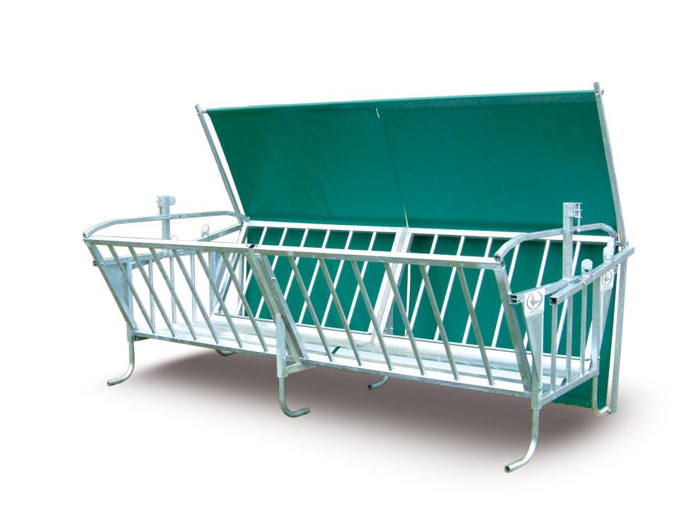 Ein Behandlungs- und Einfangstandstand mit Liegegitter und Schwenkachse, vorne zwei feste schwarze Räder, auf der Hinterseite ein schwarzes Brett, Schaf eingespannt umgedreht, wessen Klauen von einer Person geschnitten werden