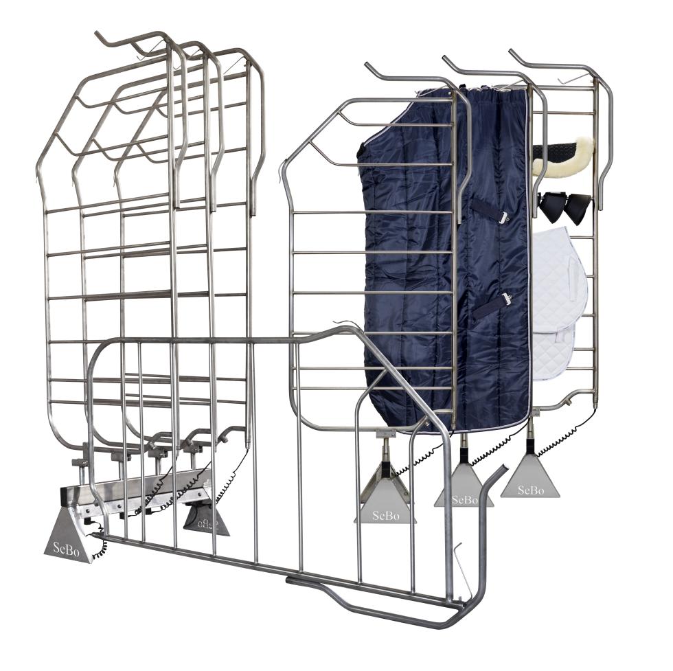 ein aufrechtstehender Deckentrockner mit verzinktem Rohrrahmen und Querverstrebungen mit einer blauen Decke übergehängt, welche den trockner beinahe komplett abdeckt