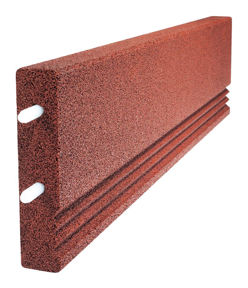 Längliche, auf Längskante gestellte rote Gummigranulatgrenzplatte mit drei Rillen auf voller unterer Länge, zwei weisse Zapfen zur Verbindung mit der nächsten Platte auf der linken Seite, Ansicht leic