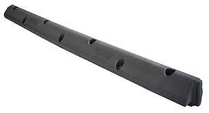 Ein dunkelgrauer Bugbalken, mit vorgebohrten Löchern zur Montage, Querschnitt dreieckig, senkrechte Seite gegen Liegeboxen hin