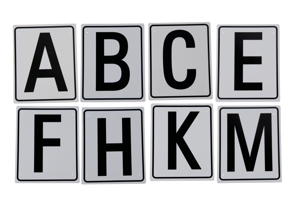 Vier Schilder aus Kunststoff, weiss, davon jeweils zwei leicht schräg überlappend, von oben links nach unten rechts: «P» mit dünnem schwarzem Rand, «A» mit senkrechten Rändern dick schwarz, zentral gr