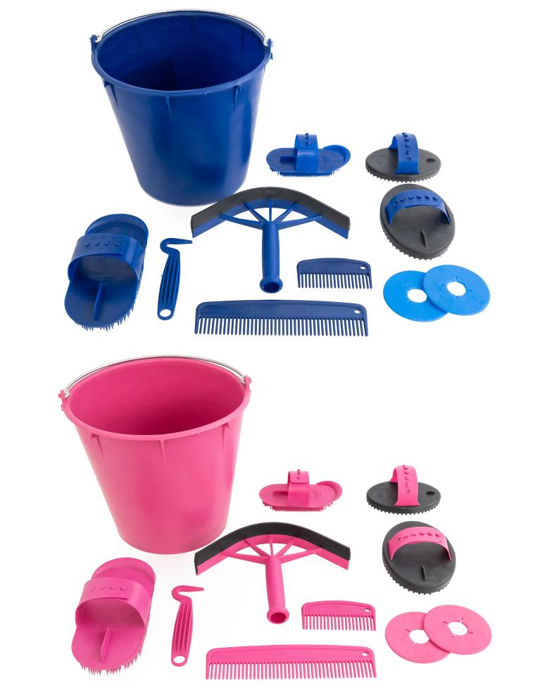Zwei Pflegeset übereinander ausgelegt, bestehend aus elf Teilen, enthält ein Eimer, ein kleiner und ein grosser Kunststoffstriegel, ein kleiner und ein grosser Mähnenkamm, ein kleiner und ein grosser 