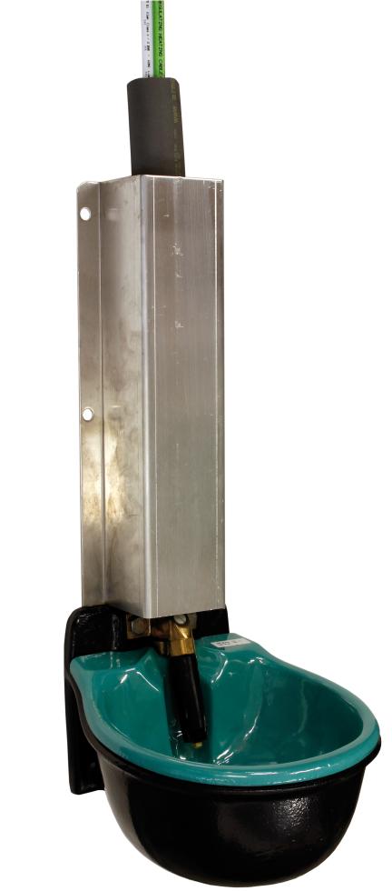 Ein vierkant Metall-U-Profil im Schnitt mit Laschen zur Wandmontage. Darin ein grünes Heizkabel, eine weisse Kunststoffwasserleitung umfasst von einem Rohr aus Isolierschaumstoff 