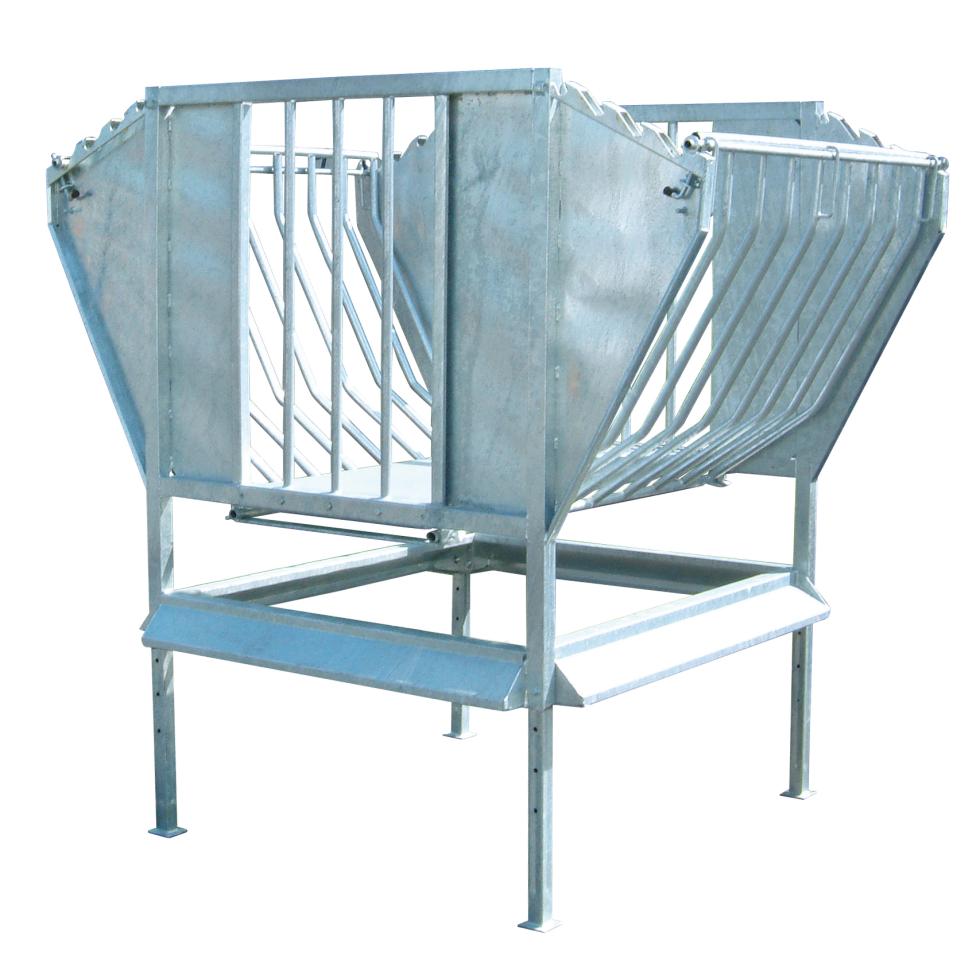 Ein Behandlungs- und Einfangstandstand mit Liegegitter und Schwenkachse, vorne zwei feste schwarze Räder, auf der Hinterseite ein schwarzes Brett