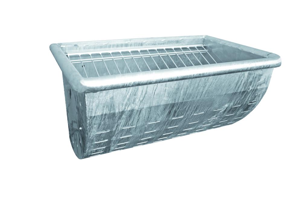 Eine Raufe in Form eines abgelegten halben Blechzylinders mit Schlitzartigen kleinen Öffnungen und darüber liegendem Futterspargitter, Ansicht halbhoch seitlich