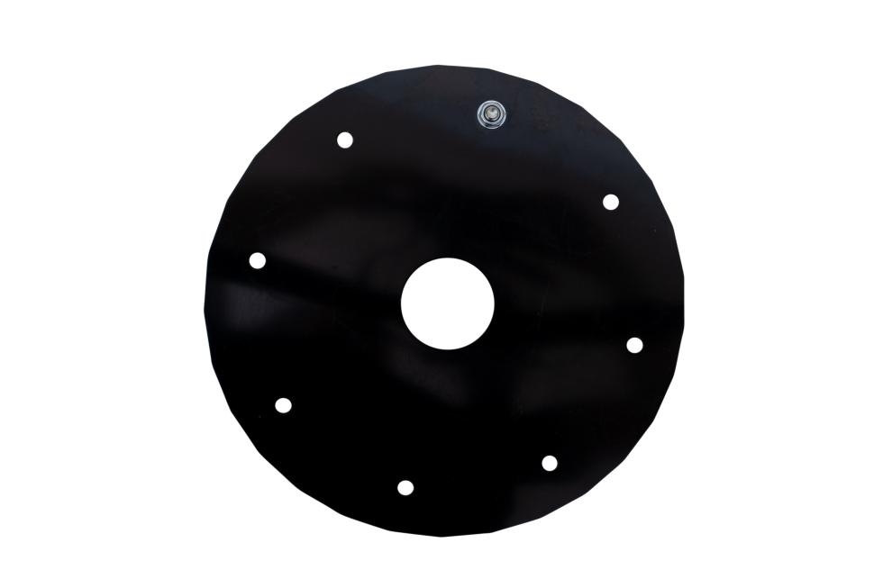 Eine flach ausgelegte braune Wand eines Heu Toys, faustgrosse Löcher in der unteren Hälfte, nahezu rechteckig, rundherum kleine Löcher zur Montage von Schrauben, an der oberen Kante vier Ösen zur Aufh