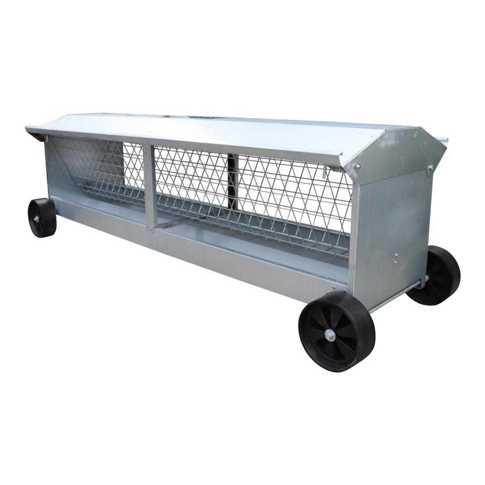 Rundraufe mit Blech an der unteren Seite und einem Metallrohrreifen an der oberen Kante, verbunden mit senkrechten Stangen und einem zusätzlichen waagerechten Reifen, gefüllt mit Heu und einem fressen