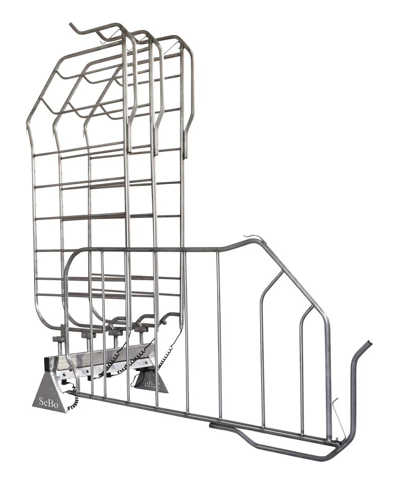 ein aufrechtstehender Deckentrockner mit verzinktem Rohrrahmen und Querverstrebungen mit darauf aufgehängten Gamaschen Stoffstücken und weissen Decken