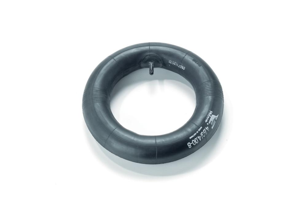 Ein liegender aufgepumpter Radschlauch, schwarz, Ventil oben, innen, nach rechts zeigend mit schwarzer Ventilkappe, Draufsicht