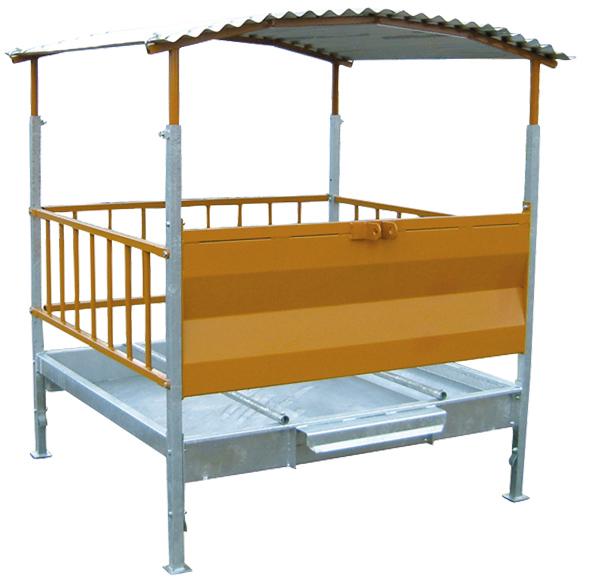 Ein Behandlungs- und Einfangstandstand mit Liegegitter und Schwenkachse, vorne zwei feste schwarze Räder, auf der Hinterseite ein schwarzes Brett