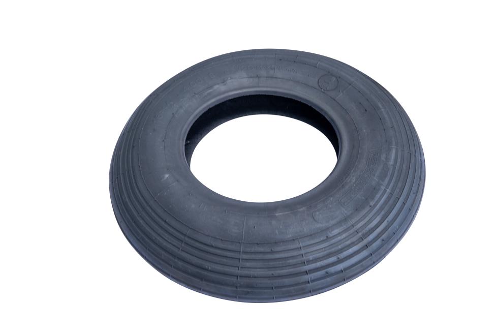 Ein liegender Pneu, schwarz, Rillen in Laufrichtung, Draufsicht