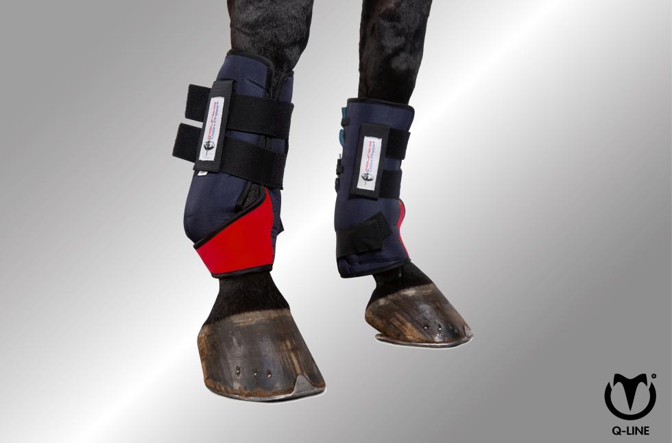 Eine Kühlgamasche mit eingeklapptem Futter, sodass das darin verpackte Kühlpad sichtbar wird, mit Klettverschluss links und rechts