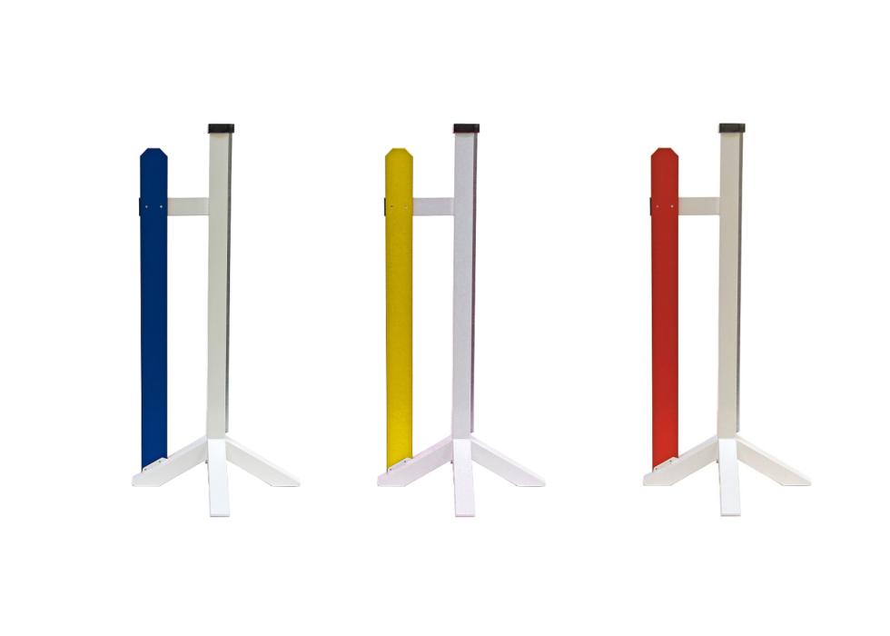 weisser Alusprungständer, Auflageleiste rechts, rote Holzliste links mit waagerechtem Verbindungsstück, vier Füssen, Frontalansicht, schwarzem Kunststoffabschlussdeckel