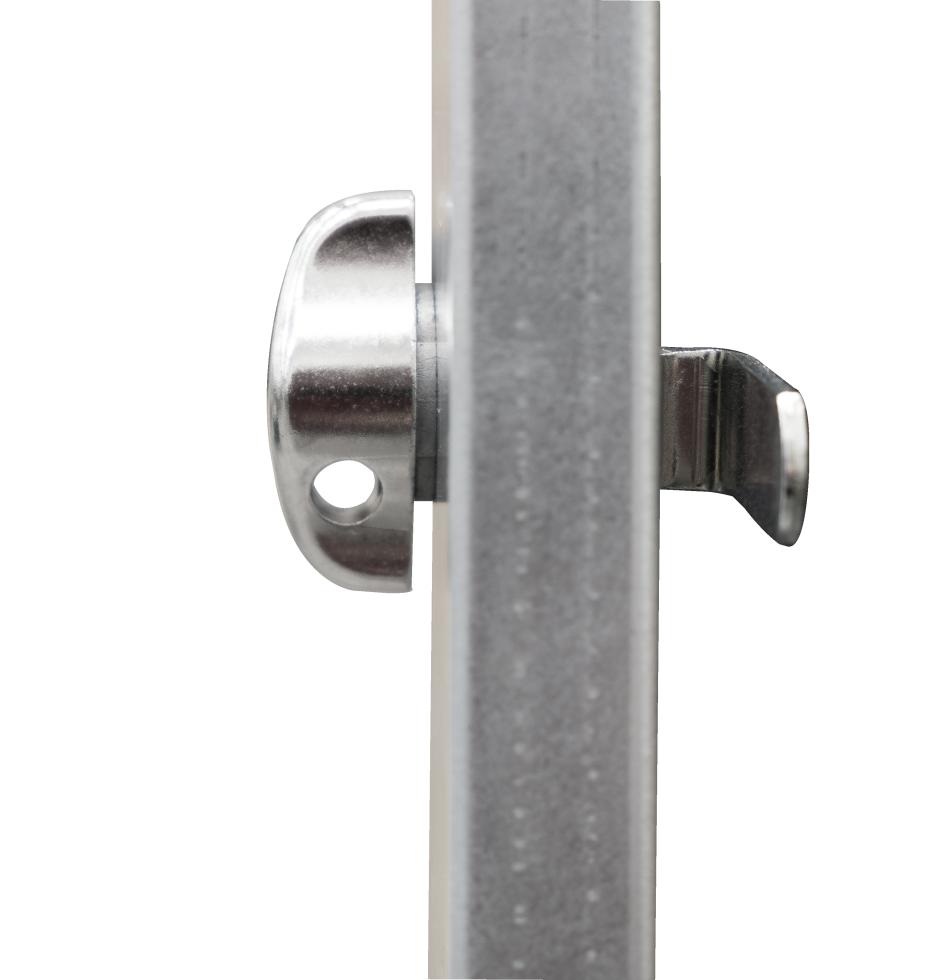 Eine Verschlussdetail Aufnahme, seitliche Ansicht auf den Griff, den Riegel und die dazwischenliegende Schranktüre