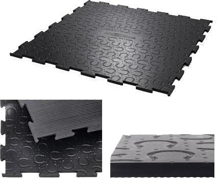 Drei verschiedene Bilder in welchem im obersten ein komplettes quadratisches Puzzlestück einer schwarzen Gummimatte, mit Hufeisenprofil, in der Draufsicht zu sehen ist, im unteren Linken, die übereina