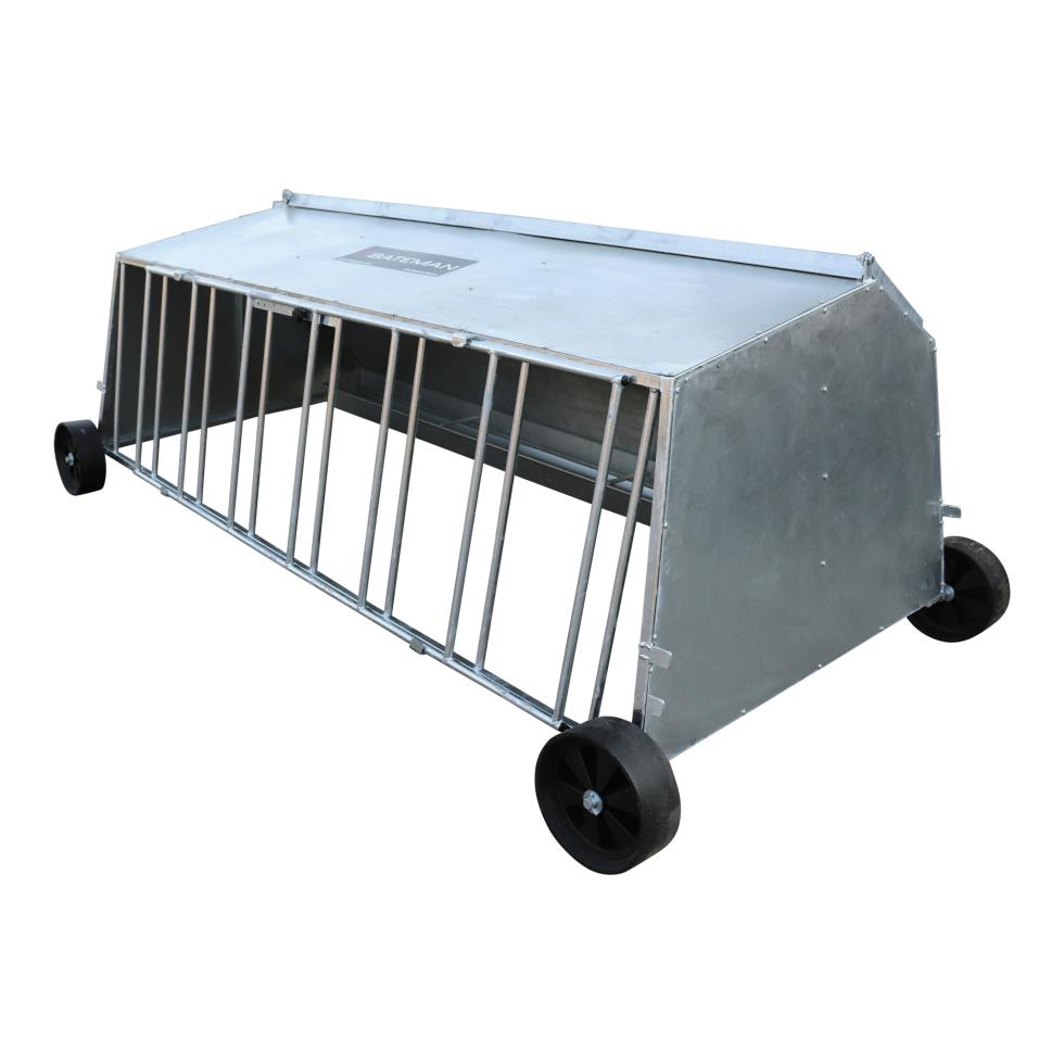 Rundraufe mit Blech an der unteren Seite und einem Metallrohrreifen an der oberen Kante, verbunden mit senkrechten Stangen und einem zusätzlichen waagerechten Reifen, gefüllt mit Heu und einem fressen