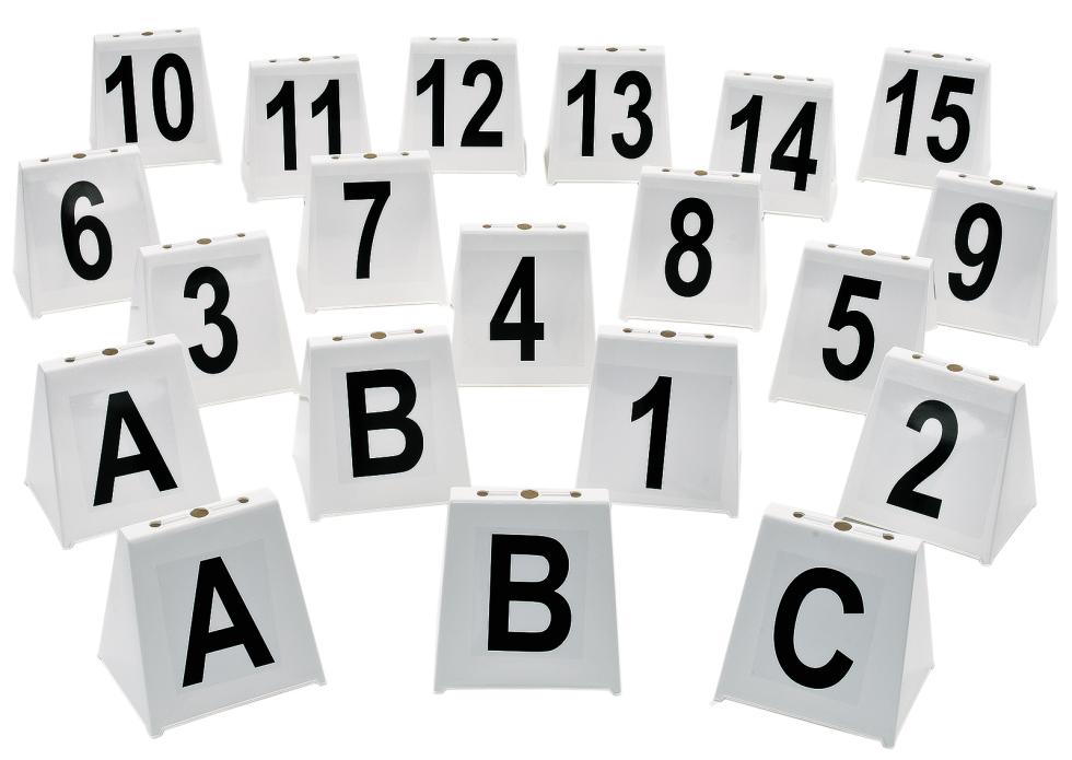 Zwanzig identische, hintereinander aufgestellte nummerierte Aufsteller aus weissem Kunststoff mit dreieckiger Seitenfläche und viereckiger Front, sowie drei Löchern auf der oberen Kante, schwarz numme