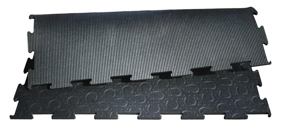 Eine Puzzlegummimatte mit Hufeisenprofil auf der Oberfläche und Rillenprofil auf der Unterseite, in der Hälfte gefaltet, Draufsicht