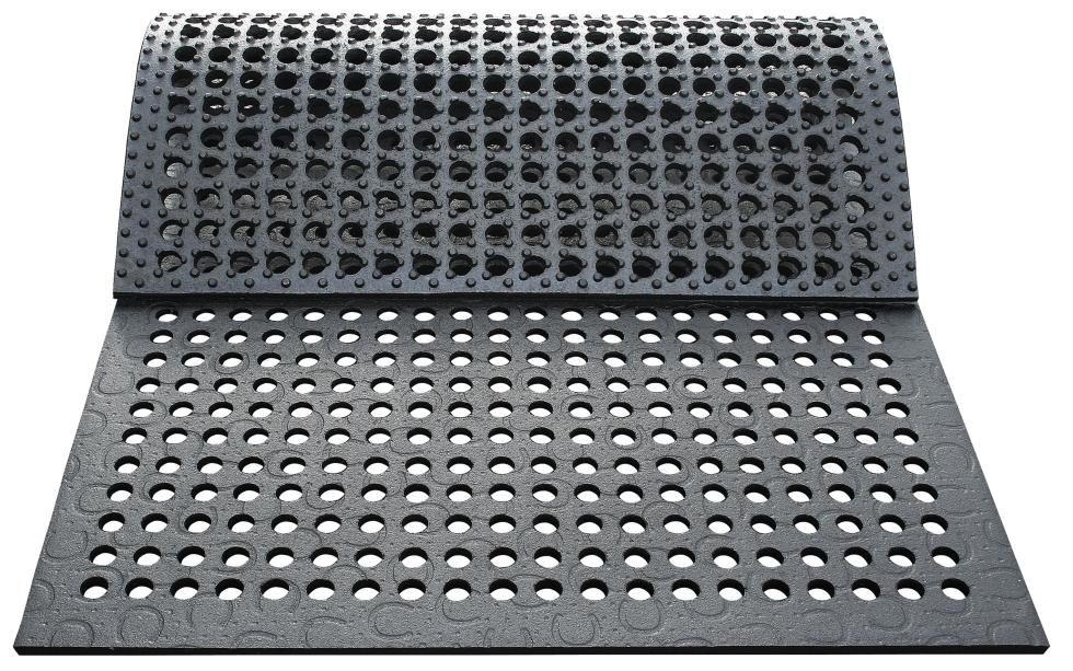 Eine schwarze, bis in die Hälfte eingelegte Gummimatte mit regelmässigen Löchern und Hufeisenprofil auf der Oberfläche. Auf der Unterseite finden sich anstelle des Hufeisenprofil, Noppen zur Fixierung